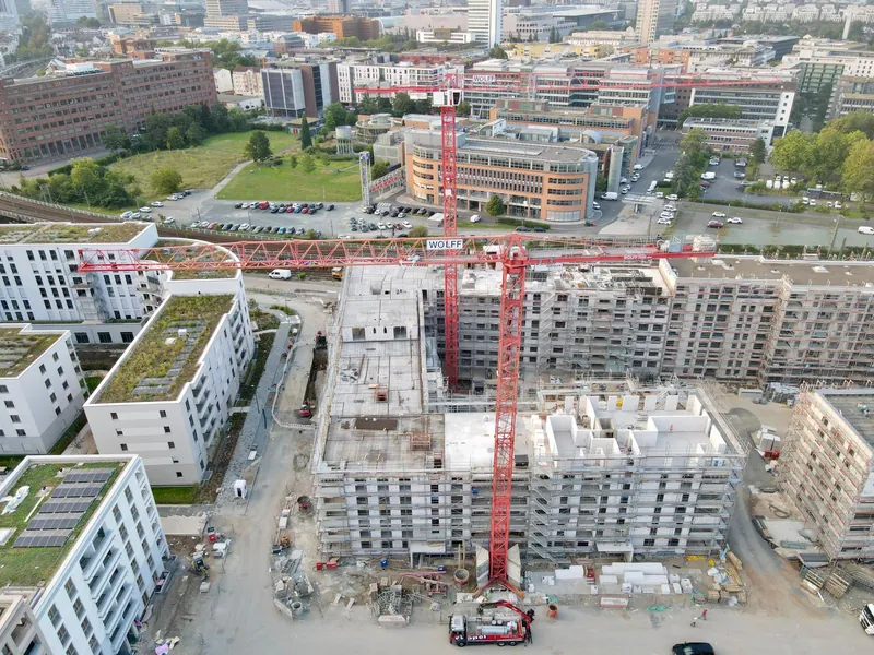 Frankfurt am Main Schönhofviertel F1'de kaba inşaatı süren konut blokları, kırmızı kule vinç ve beton pompası, havadan görünüm