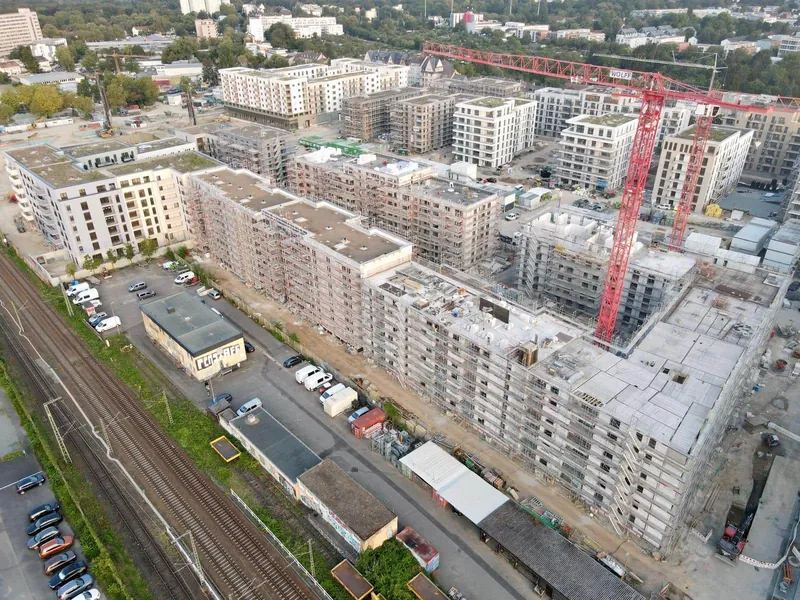 Frankfurt am Main Schönhofviertel'de iskeleli çok katlı konut blokları ve kırmızı kule vinç, havadan görünüm